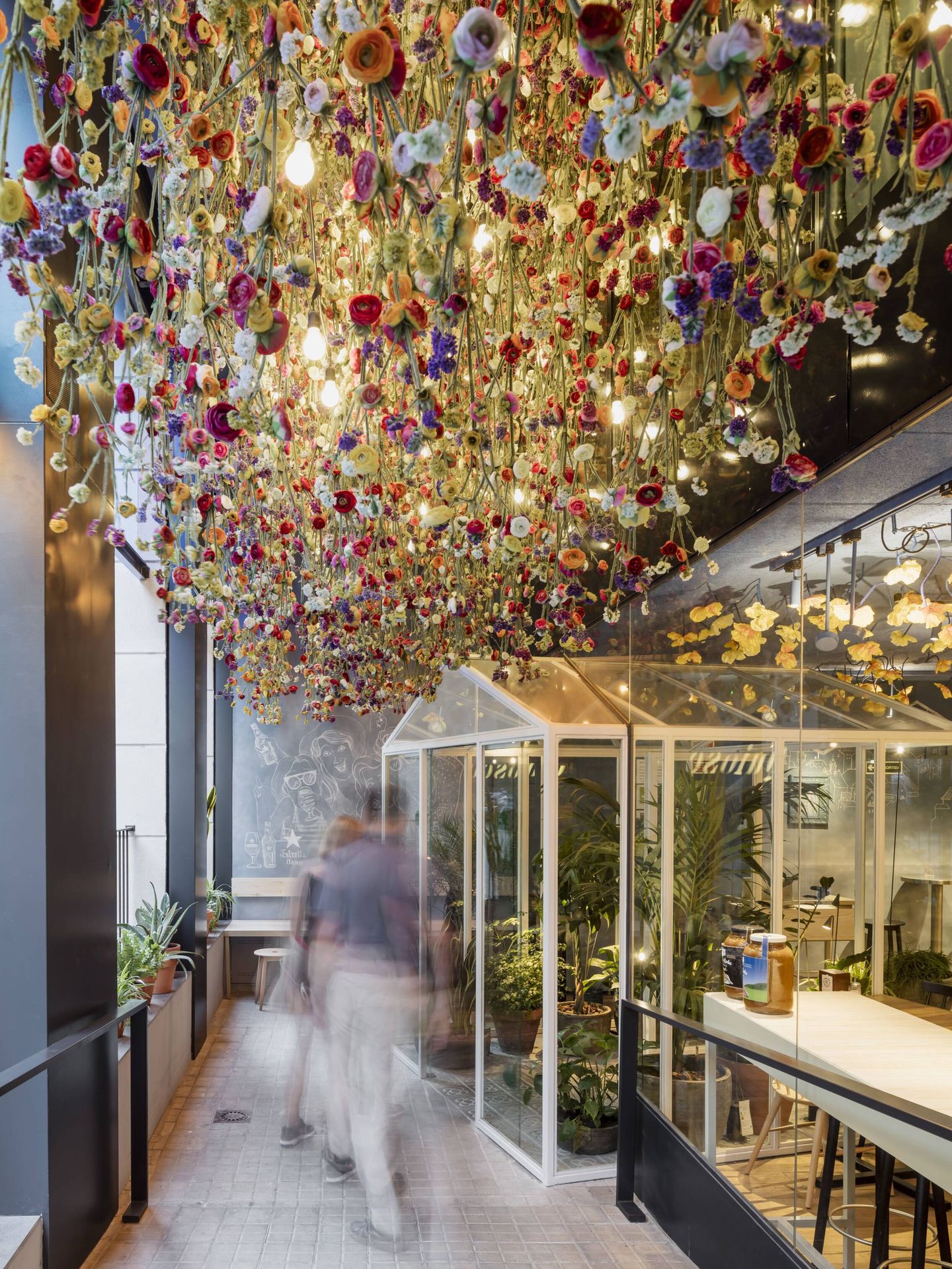 El techo de luces y flores del restaurante Bellavista de Barcelona. (Cortesía)