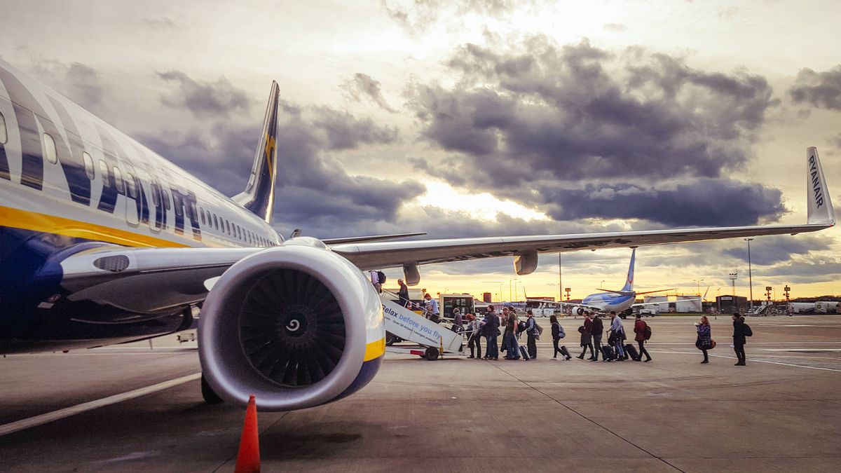 Ryanair deja de cobrar 4.000 euros a los aspirantes a azafatos por falta de candidatos