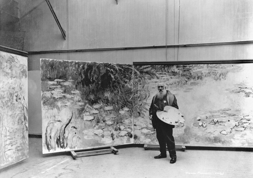 Foto: Claude Monet (1840-1926) junto a una de las obras de su serie 'Nenúfares', en Giverny. (EFE/Fundación Claude Monet Giverny)