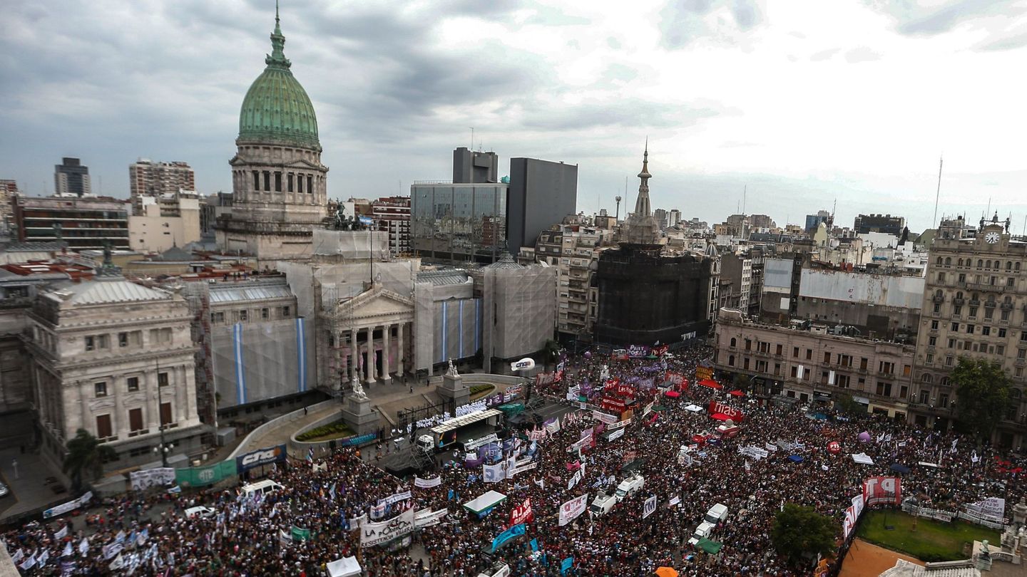 Cientos de mujeres este lunes frente al Congreso de la Nación en Buenos Aires (Argentina) (EFE)