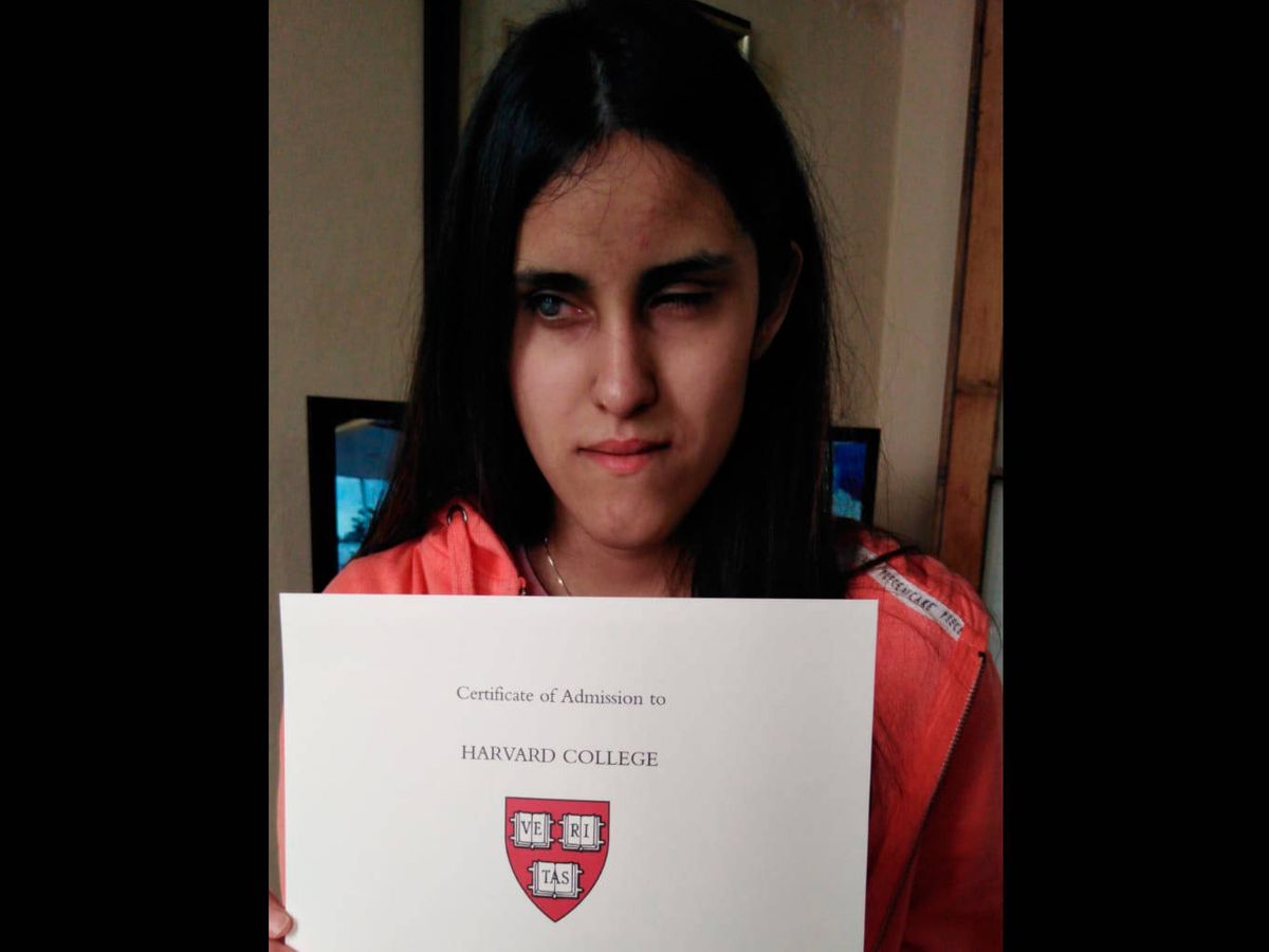 Foto: Milagros posa orgullosa con su carta de admisión en Harvard (Twitter)