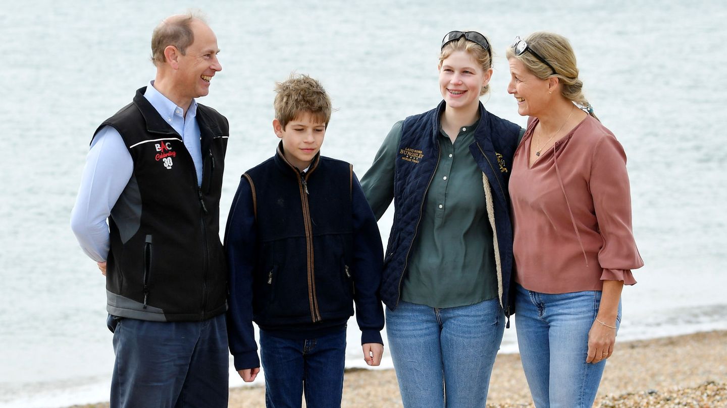 Lady Louise, con sus padres y su hermano en la playa de Southsea, en Portsmouth. (Reuters/Toby Melville Pool)