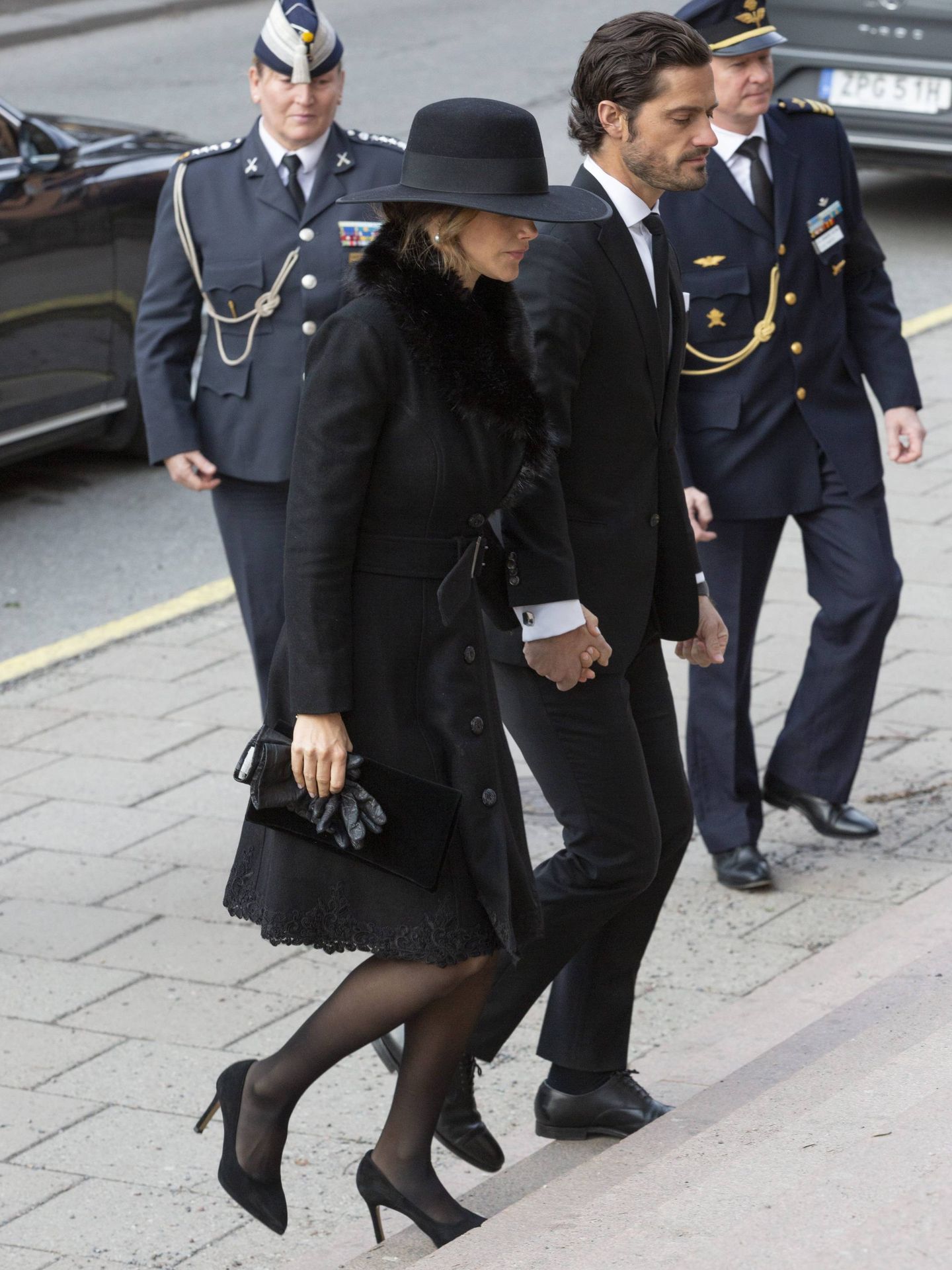 Carlos Felipe y Sofía llegando al funeral. (Cordon Press)