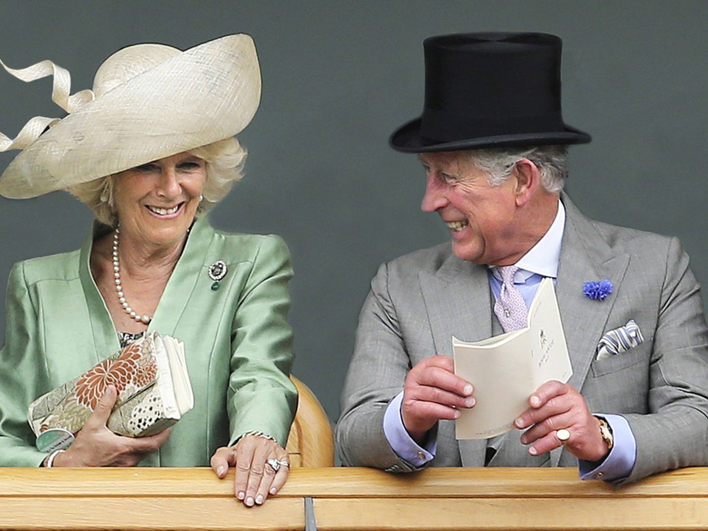 El príncipe Carlos, luciendo un anillo similar al de Meghan. (Getty)