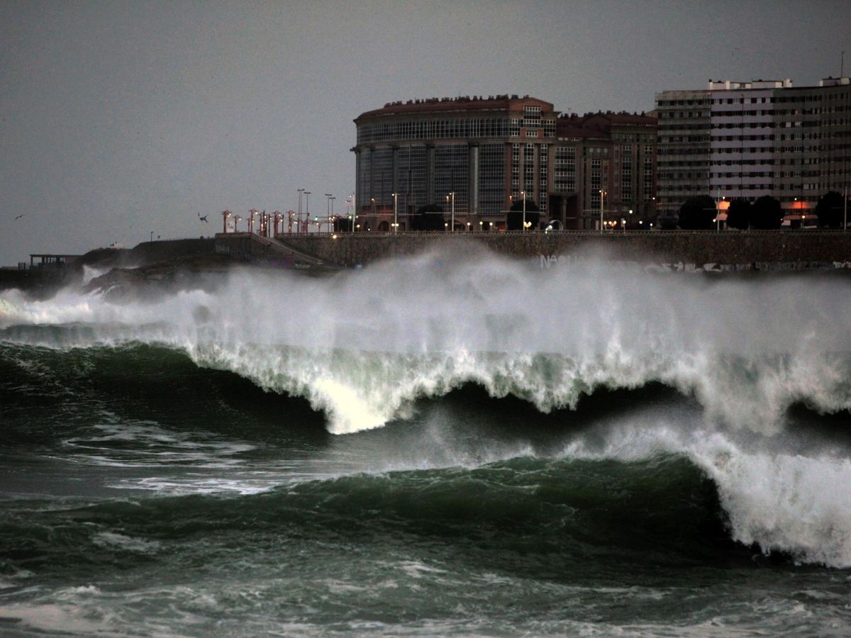 Foto: En la costa de A Coruña y Pontevedra se activará la alerta naranja por fenómenos costeros durante la jornada del miércoles. (EFE)