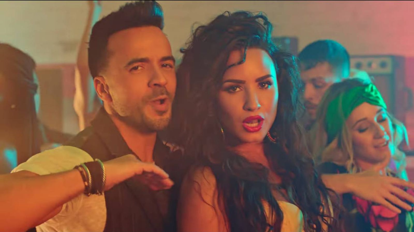 Foto: Luis Fonsi y Demi Lovato en una imagen del videoclip de 'Échame la culpa'.