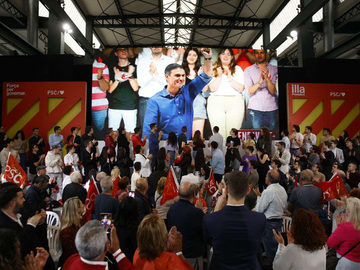Foto: Decenas de personas aplauden a una imagen del presidente del Gobierno, Pedro Sánchez, durante el acto del PSC de inicio de campaña. (Europa Press/Kike Rincón)