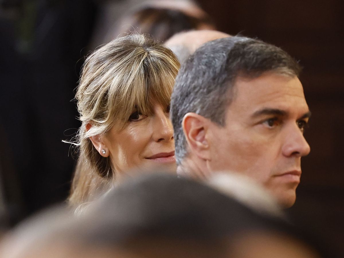 Foto: Pedro Sánchez y su esposa, Begoña Gómez, antes de los saludos en el Palacio Real el pasado junio. (EFE / Chema Moya)