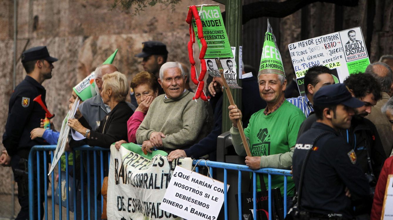 Foto: Manifestación de preferentistas a la entrada de la Audiencia Nacional. (EFE)