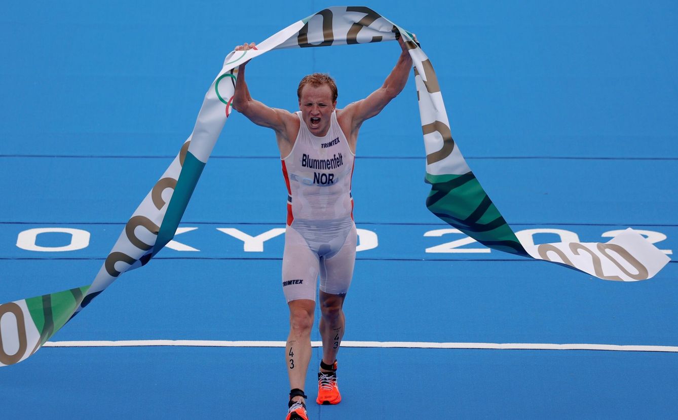 Kristian Blummenfelt de Noruega celebra tras ganar el oro en el triatlón masculino durante los Juegos Olímpicos 2020 este lunes en el parque marino de Odaiba en Tokio (Japón). (EFE/Enric Fontcuberta)