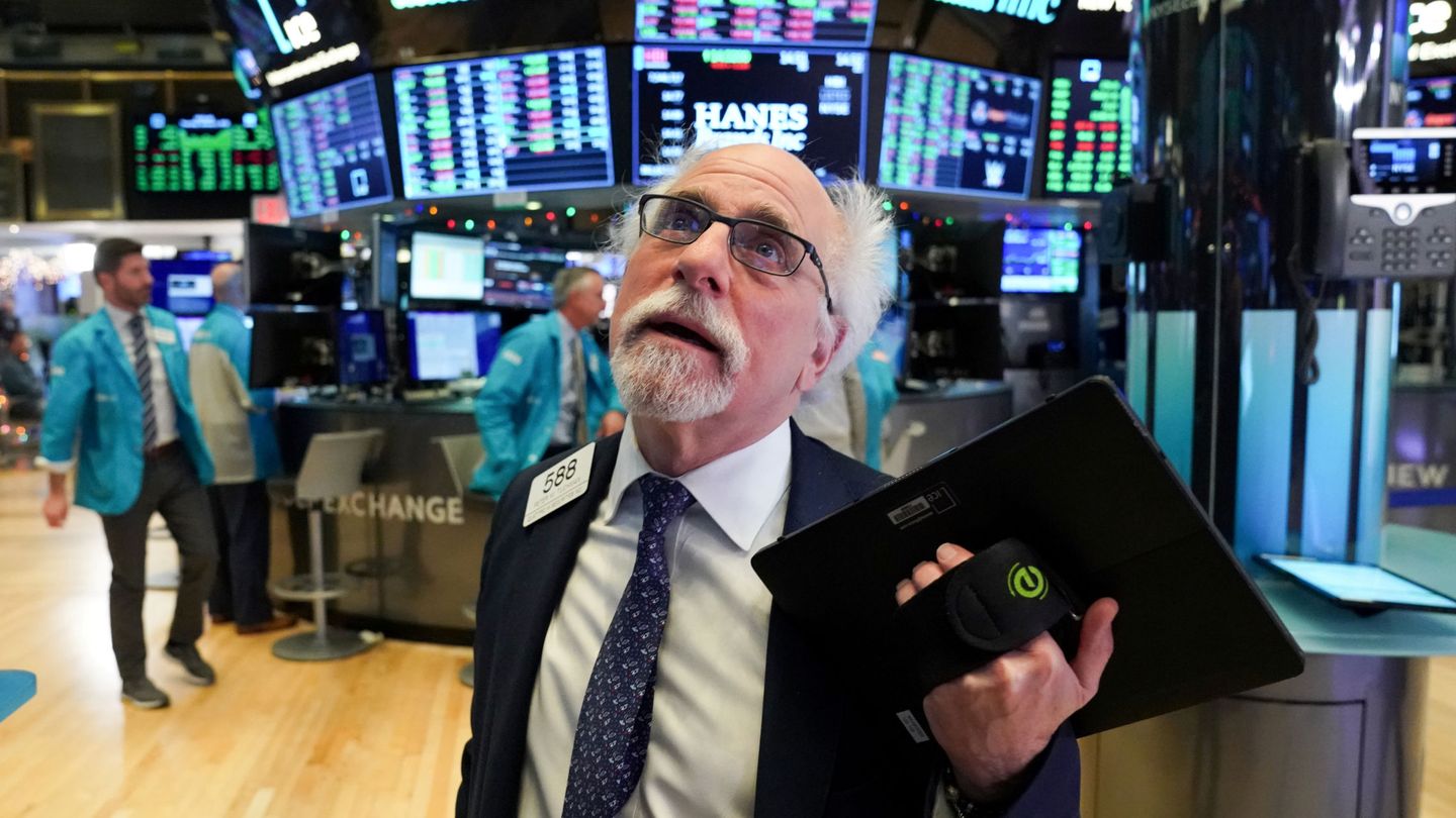 Un operador de Wall Street mira las pantallas de la bolsa. (Reuters)