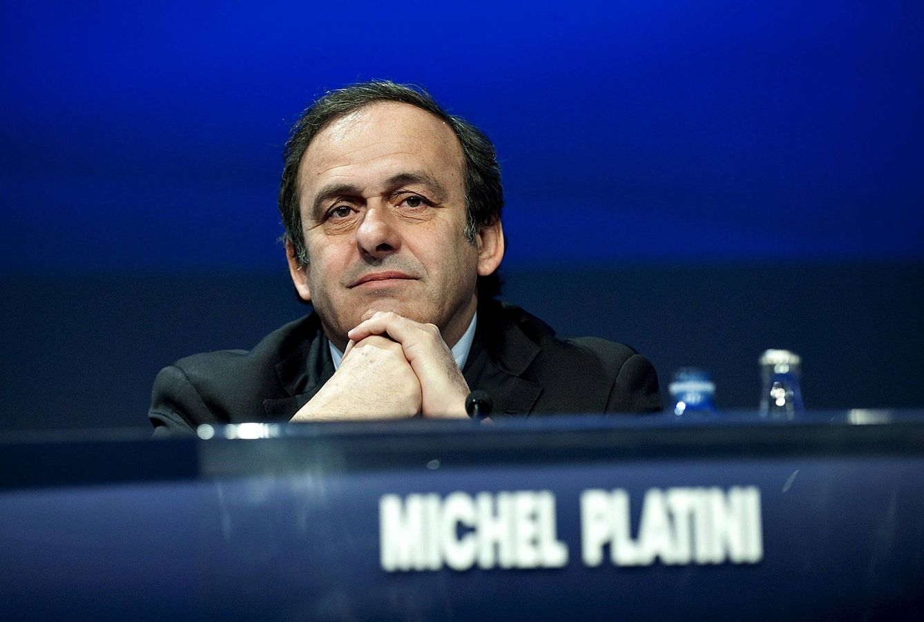 El presidente de la UEFA, el francés Michel Platini, pensando cómo se lo pasan los chavales con estos videojuegos (Kekd Navntoff / EFE)