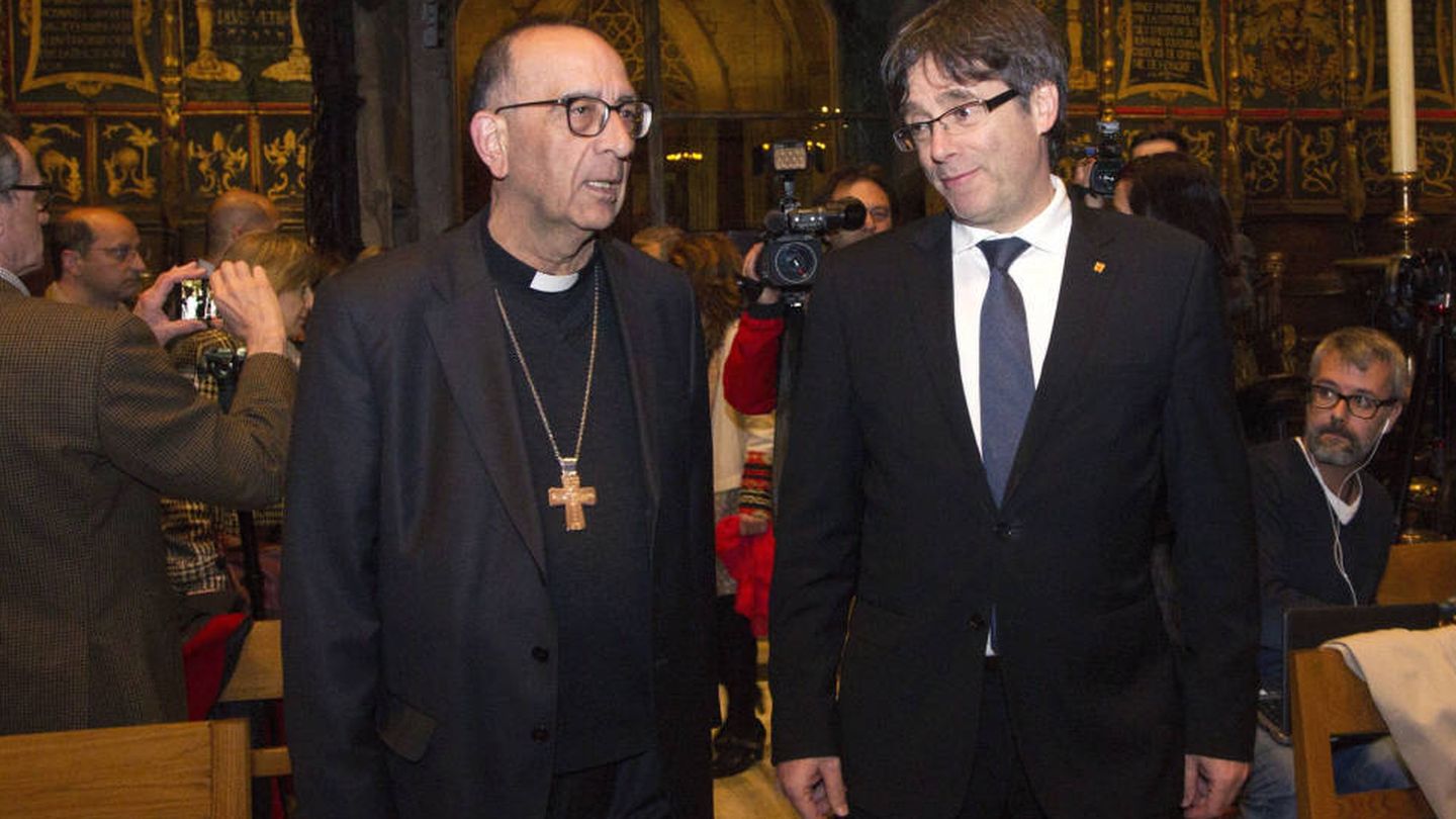 El presidente de la Generalitat, Carles Puigdemont (d), y el arzobispo de Barcelona, Joan Josep Omella. (EFE)