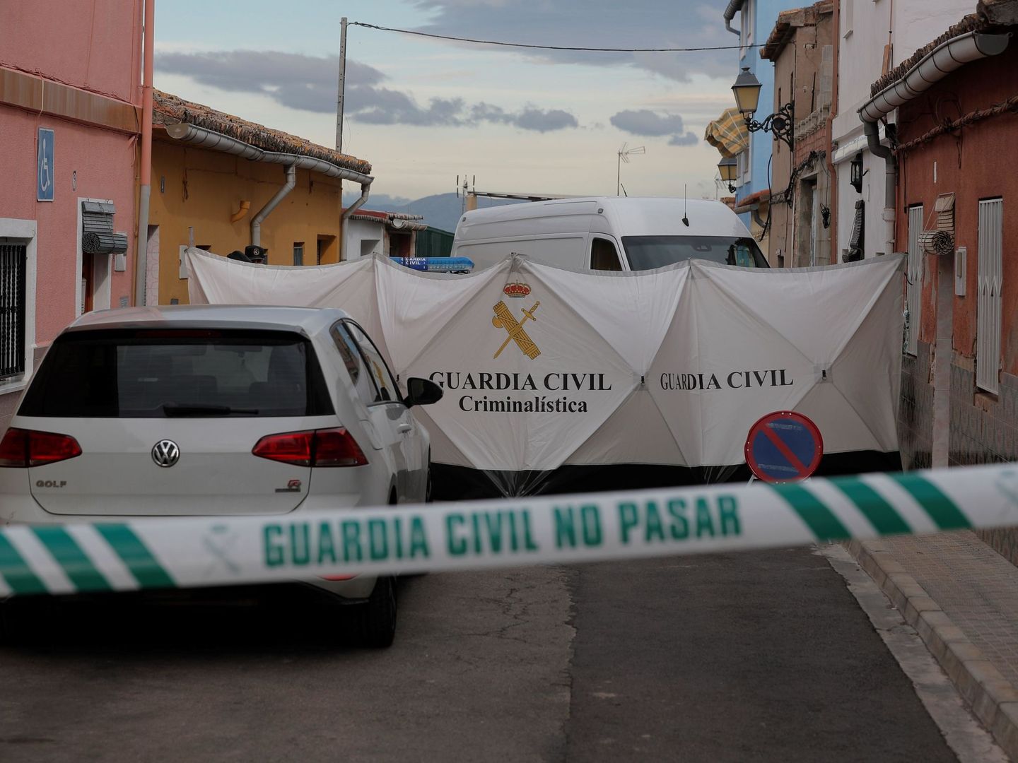 Miembros de criminalística de la Guardia Civil registran el piso del sospechoso en la localidad valenciana de Manuel. (Efe)