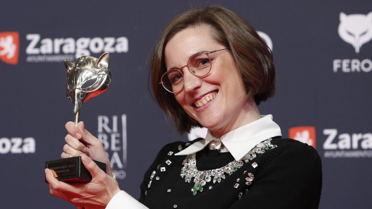 Carla Simón, tras recibir el premio a mejor dirección por su trabajo en 'Alcarràs' en los Premios Feroz. (EFE/Javier Belver)