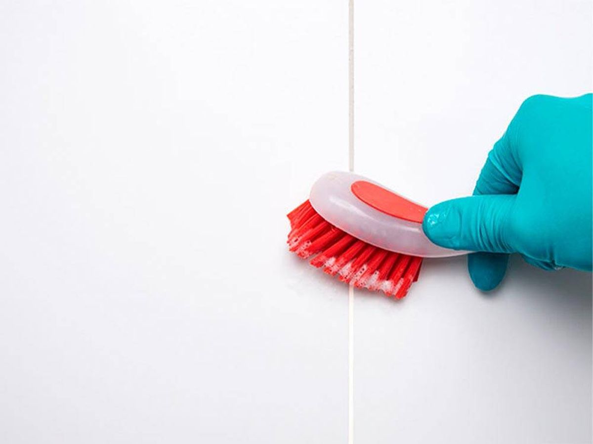 Foto: El truco para limpiar las juntas de las paredes y el suelo sin esfuerzo (incluso si hay moho). (iStock)
