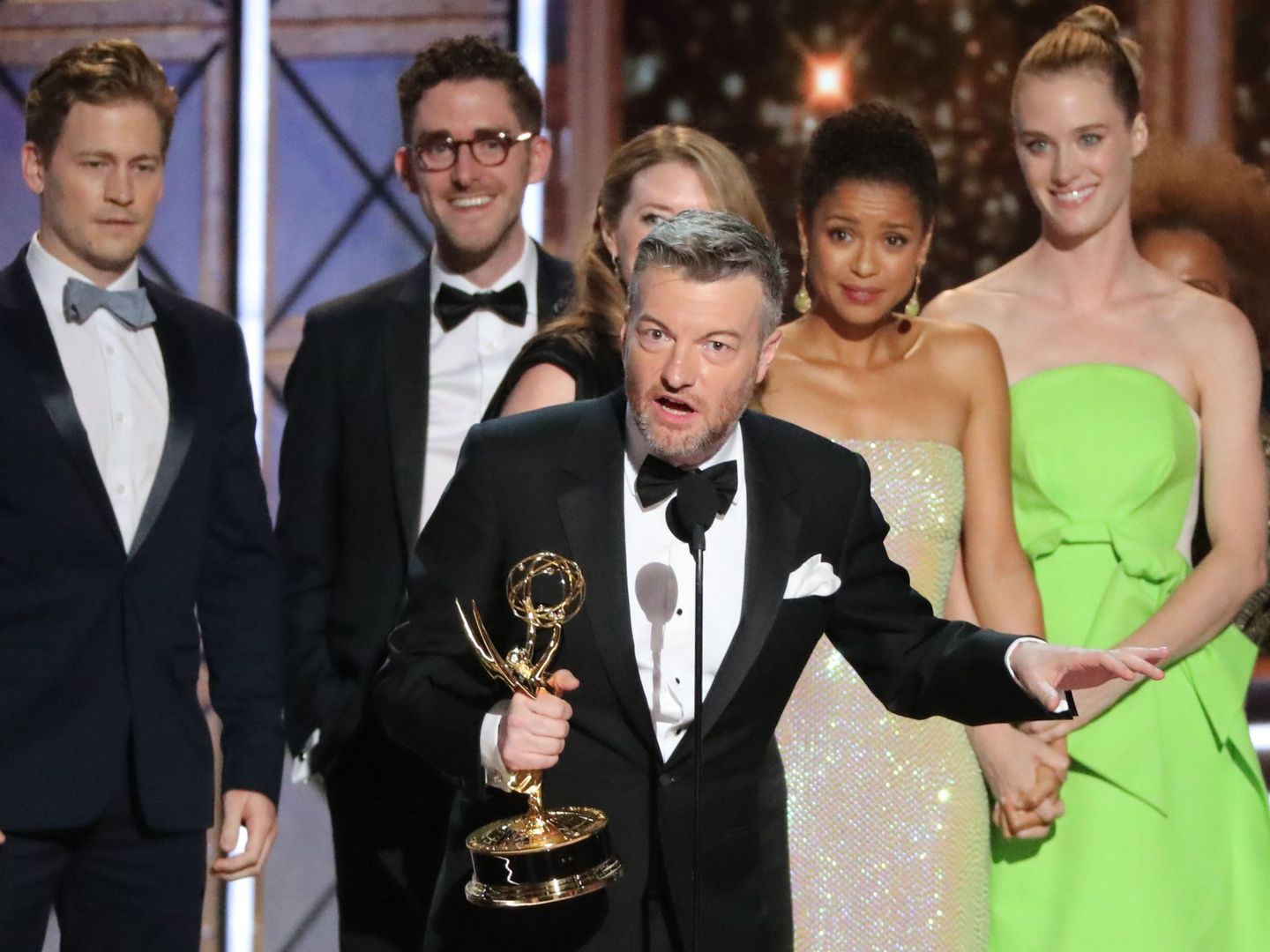 Charlie Brooker recogiendo su segundo Emmy junto a su equipo de 'Black Mirror'. (Reuters)