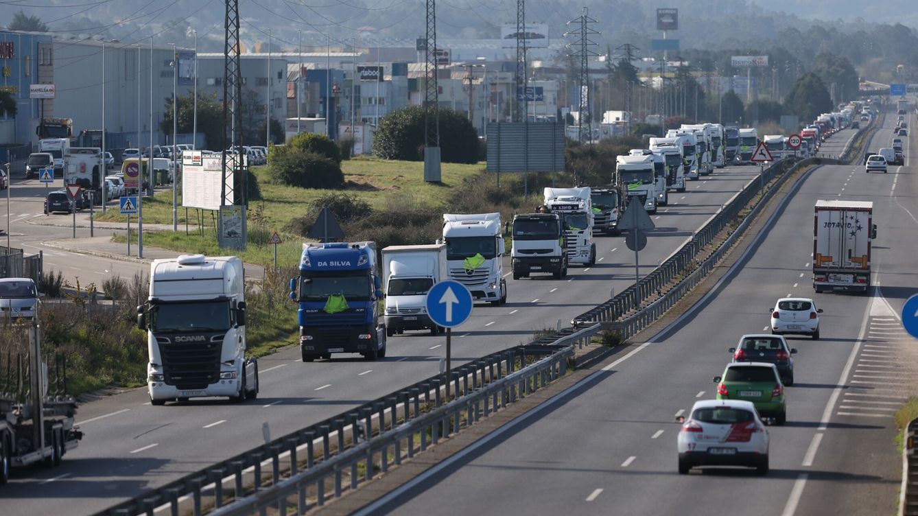 Foto: Cientos de camiones colapsan la carretera que va desde Vigo hacia Tui con motivo de la huelga del transporte de mercancías por carretera. (EFE/Sxenick)