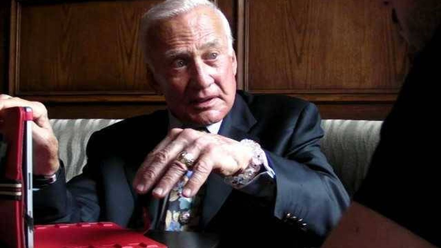 Buzz Aldrin en un momento de la entrevista con el autor en el Plaza Hotel de Nueva York. (Jesús Díaz)
