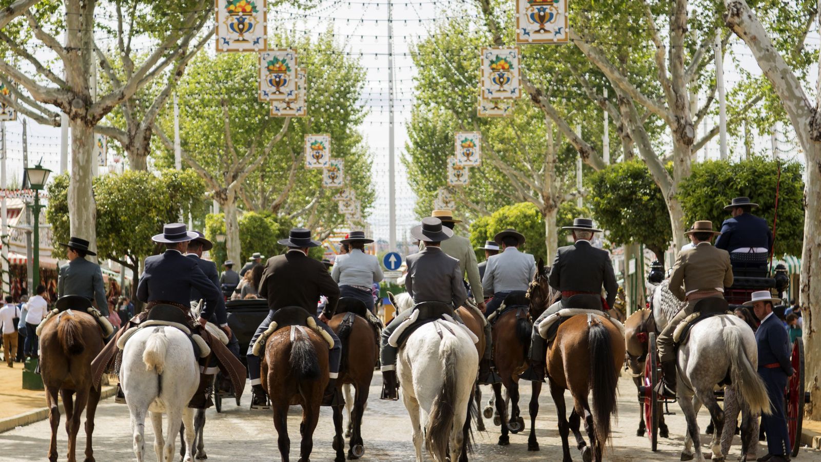 Foto: Diversos caballistas pasean por el Real en el último día de la Feria de Abril. (EFE)