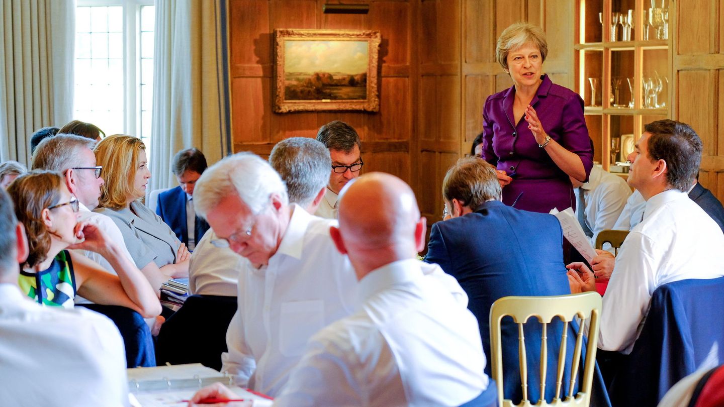 La primera ministra Theresa May se dirige a su Gabinete en Chequers, ayer, 6 de julio de 2018. (Reuters)