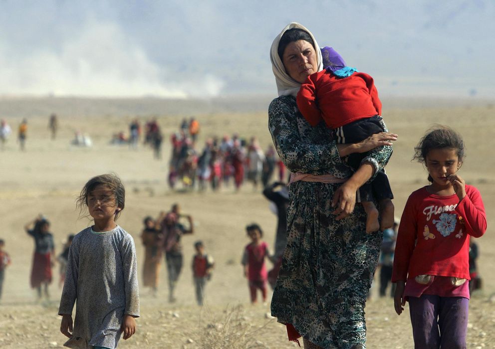 Foto: Miembros de la minoría yazidí desplazados por el avance del Estado Islámico en Irak huyen hacia la frontera con Siria (Reuters). 
