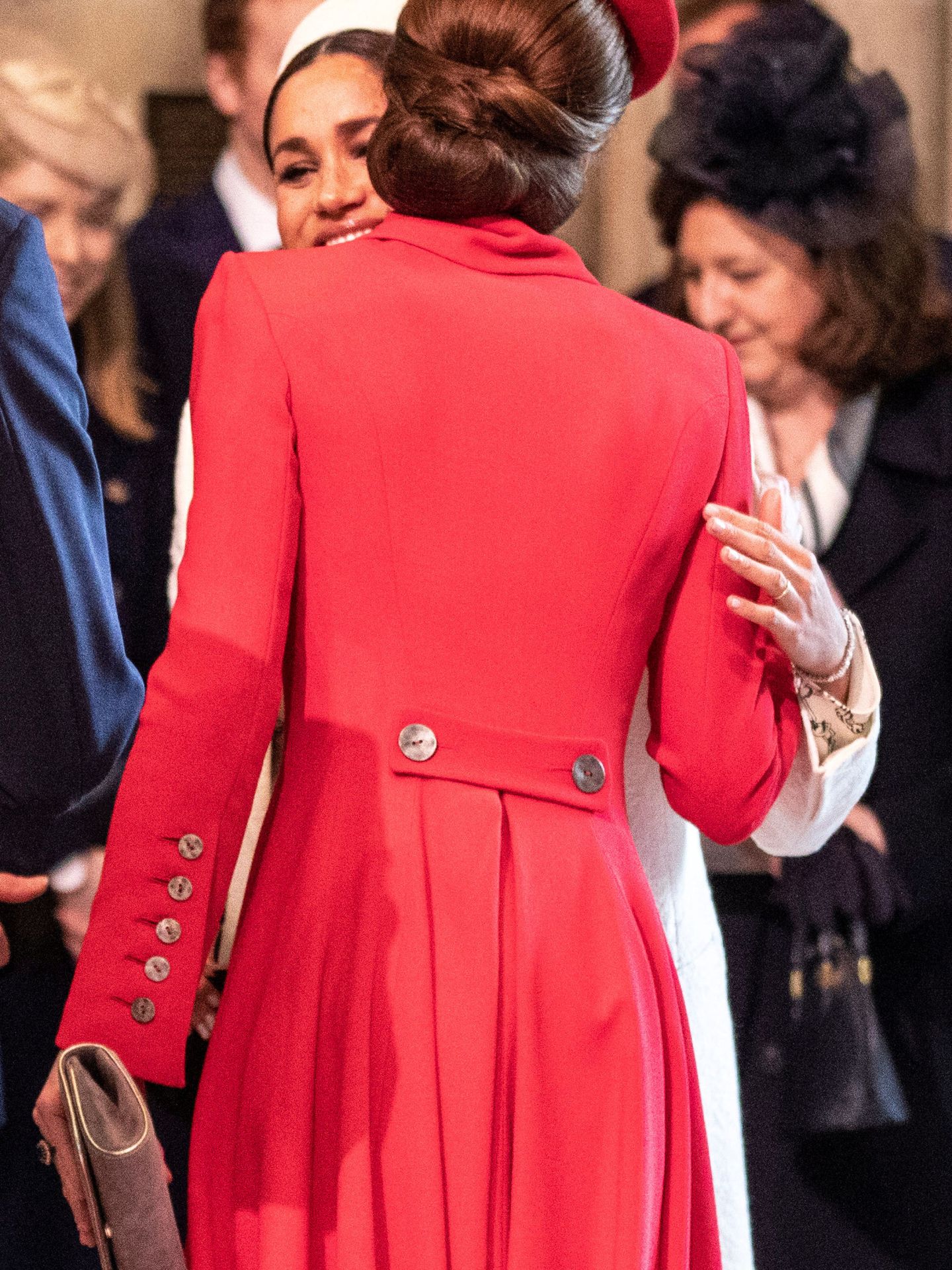 Meghan Markle y Kate Middleton, saludándose en la abadía de Westminster. (Reuters)