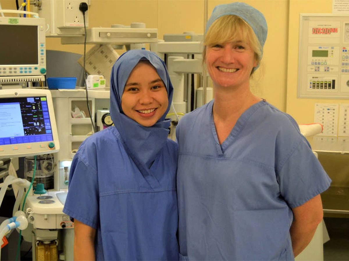 Foto: La idea de Farah ha sido bien recibida por su hospital, que ha implantado los hijabs desechables (Foto: Royal Derby Hospital)