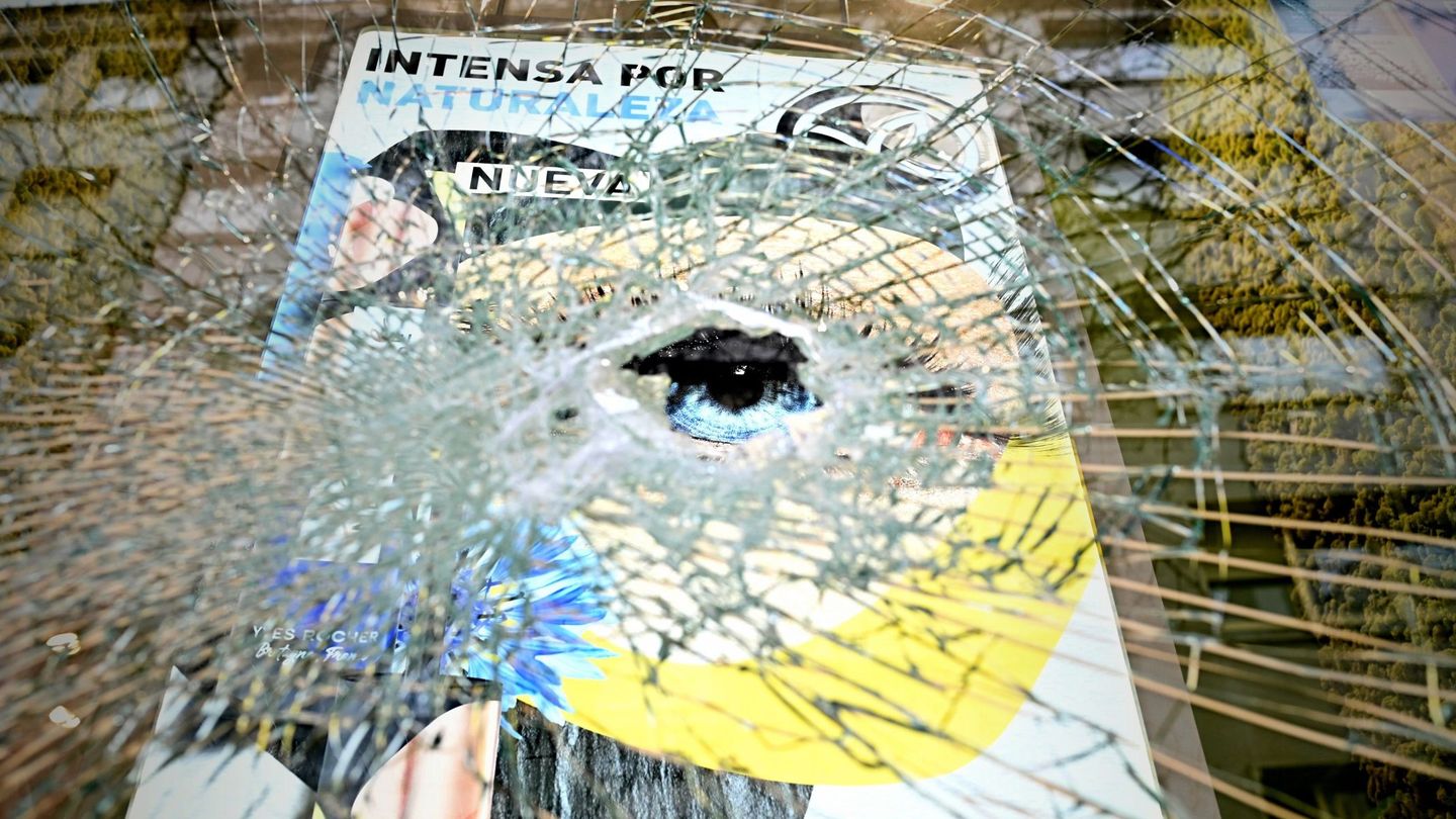 Detalle de los destrozos en un escaparate dañado en la Puerta de Sol tras los disturbios. (EFE)