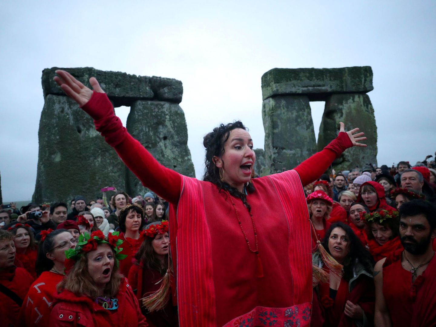 Miles de visitantes se acercan a Stonehenge a celebrar el solsiticio de invierno cada año. (Reuters)