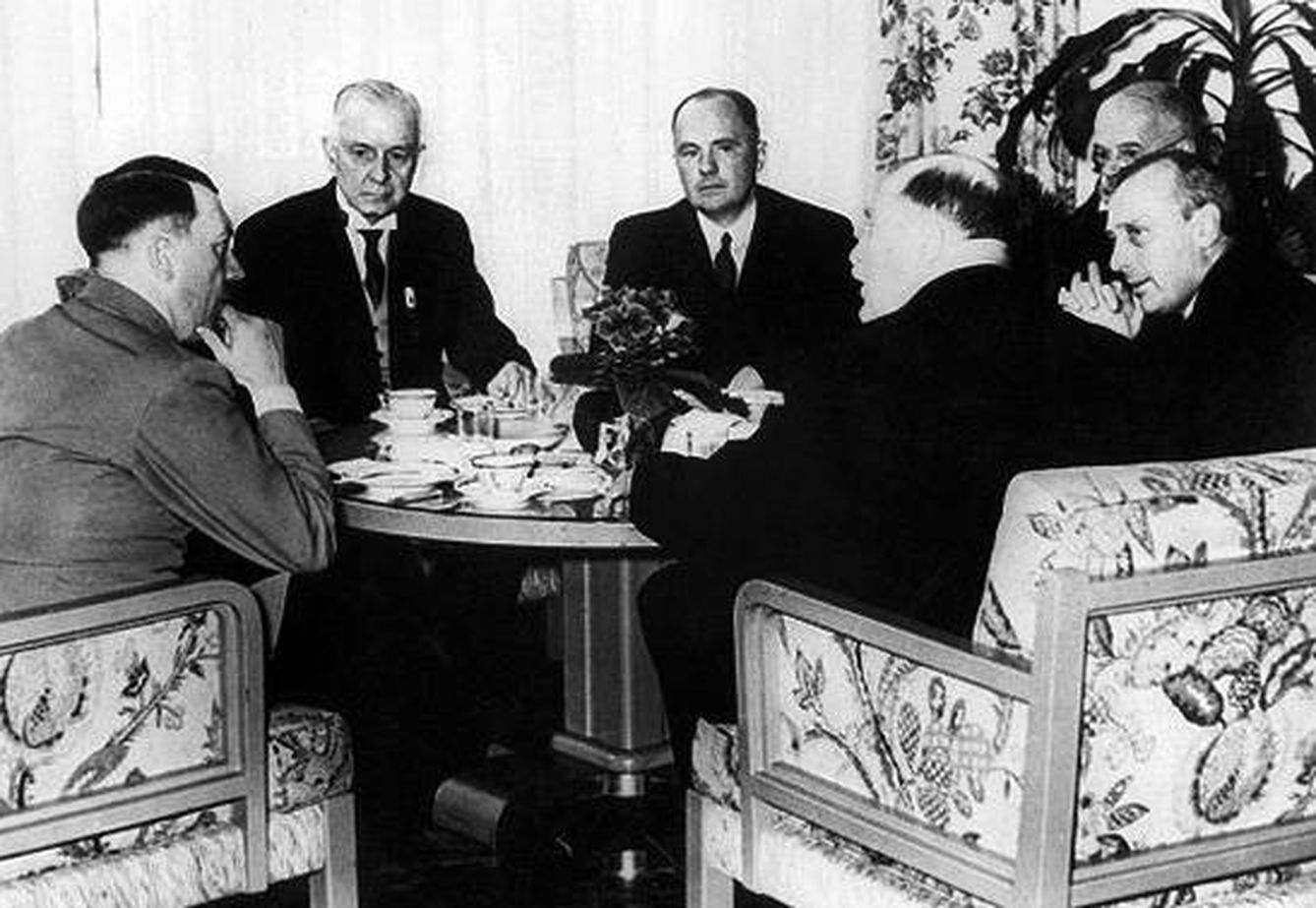 Hitler, de espaldas, sentado junto a Watson (a su izquierda), presidente de IBM. (Fuente: Edwin Black)