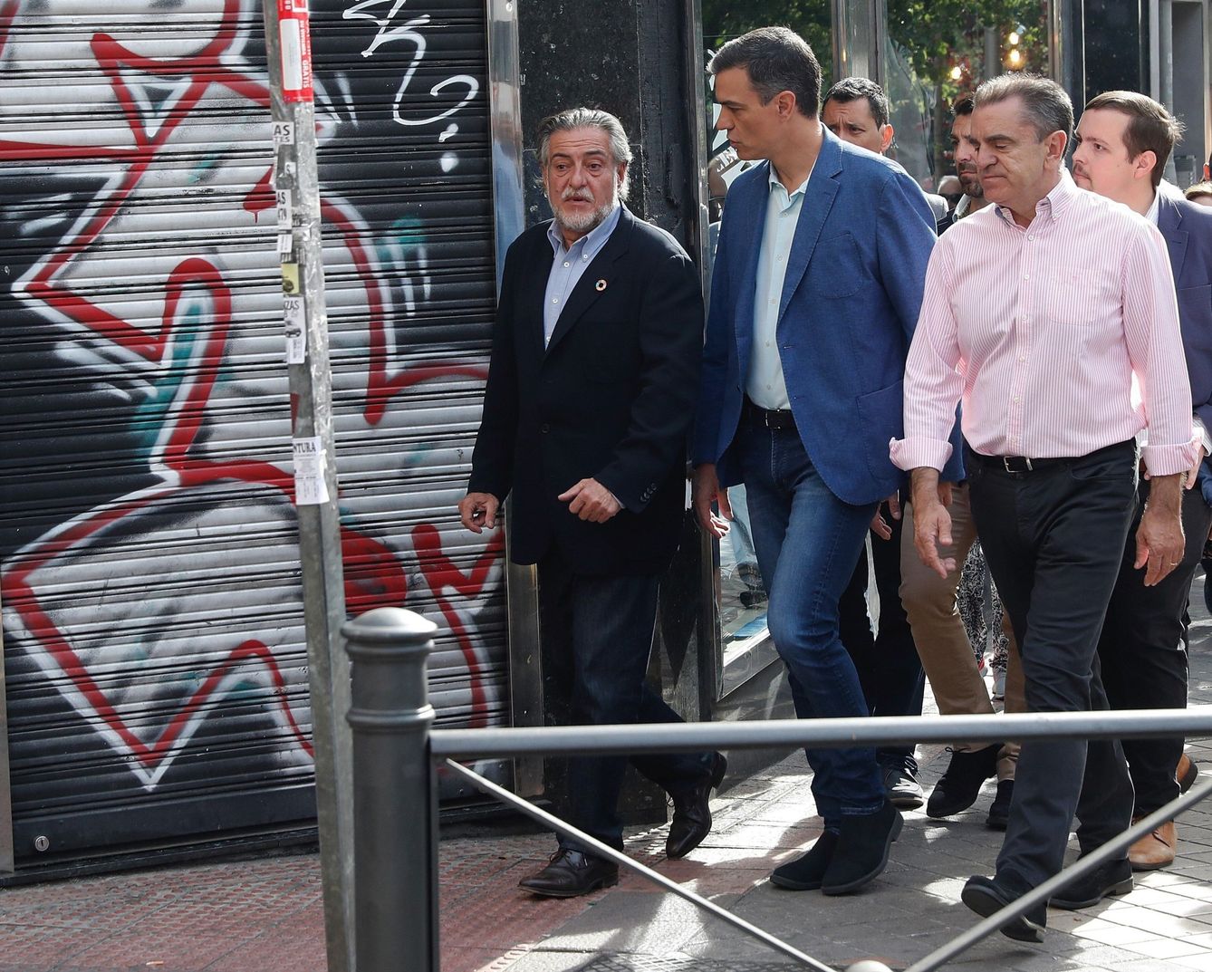 Pedro Sánchez, con Pepu Hernández y José Manuel Franco, este jueves en Usera. (EFE)