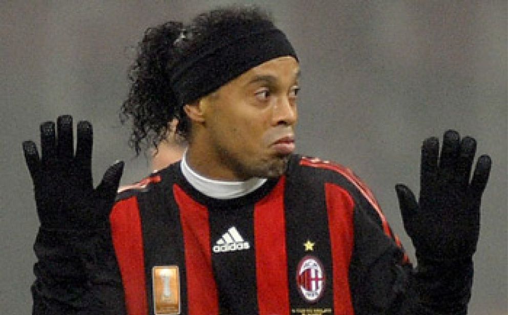 Foto: Berlusconi hace prometer a Ronaldinho que se comportará como un profesional