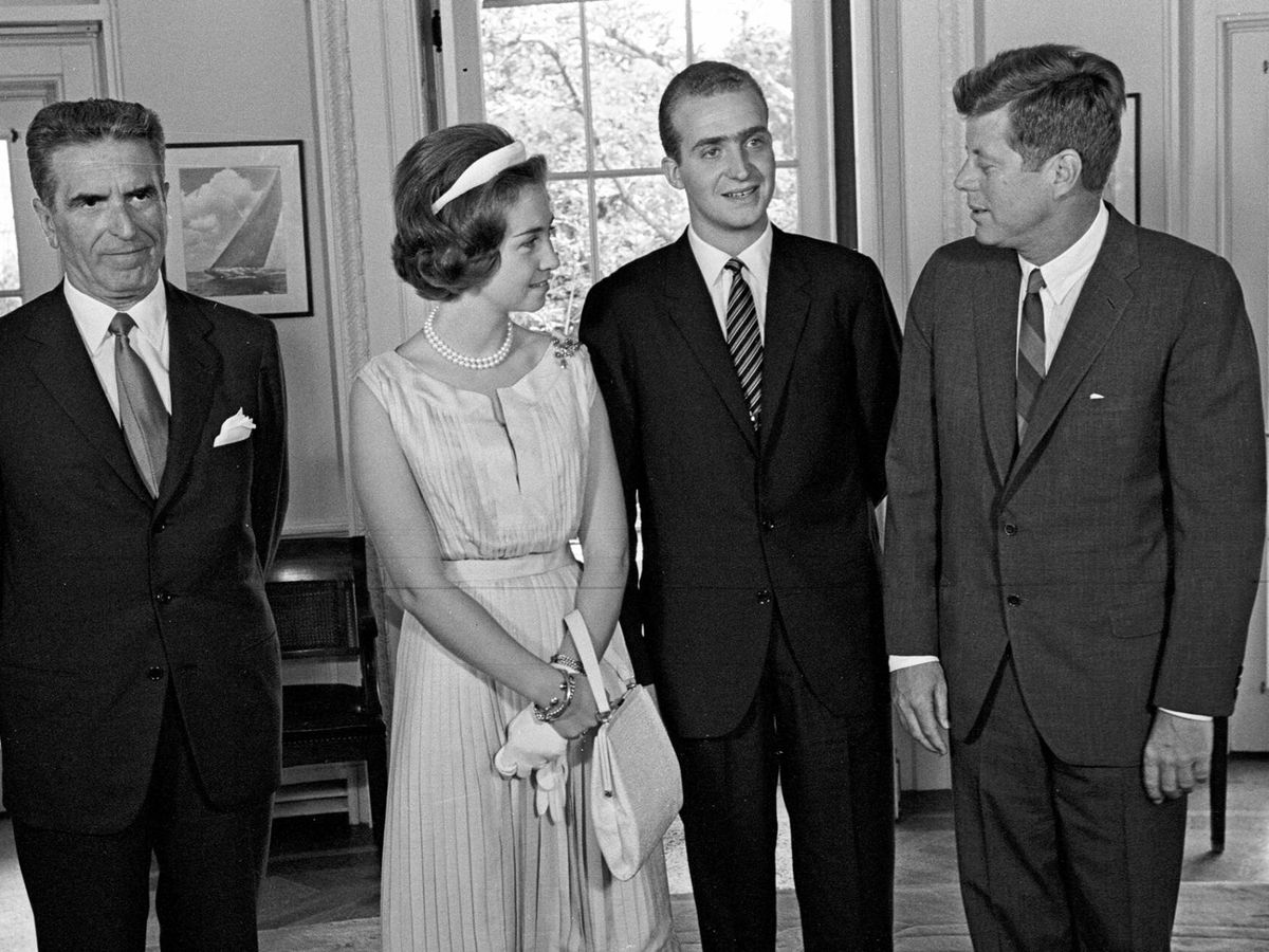 Foto: Antonio Garrigues (i), junto a la reina Sofía, el emérito y el presidente de EEUU, John F. Kennedy, en el despacho oval de la Casa Blanca. (Alamy/Media Punch)