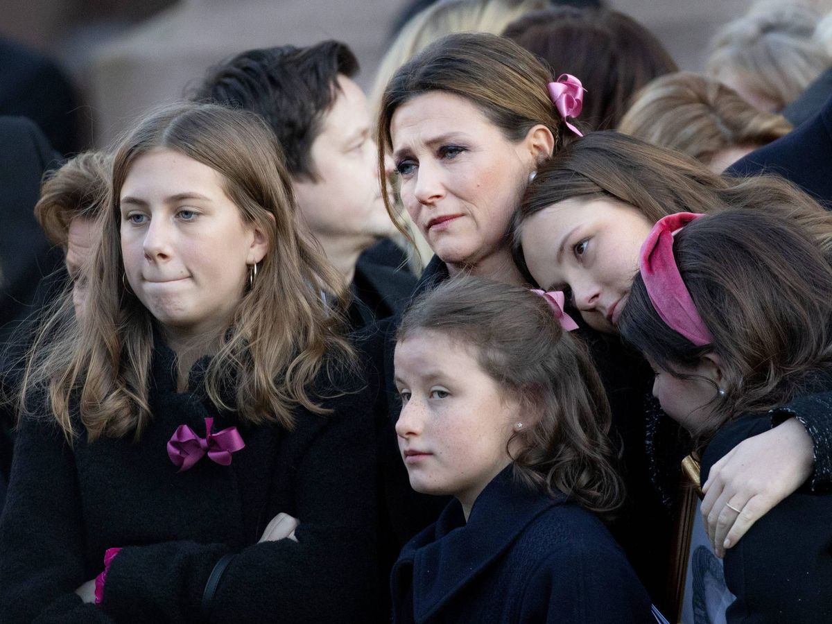 Foto: Marta Luisa con sus hijas, en el funeral de Ari Behn. (Cordon Press)