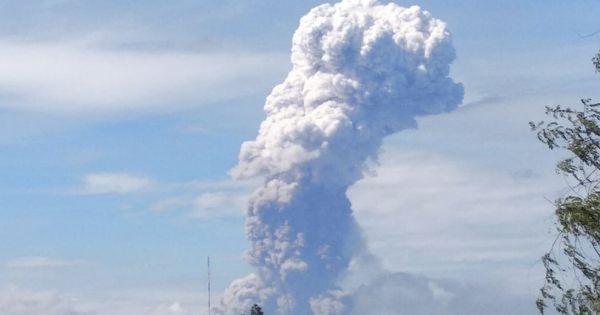 Foto: Erupción volcánica del monte soputan en la provincia de Célebes septentrional