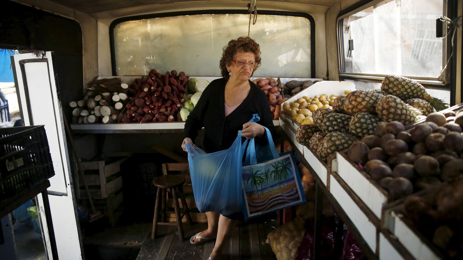 Foto: Una mujer compra fruta en un suburbio de Rio de Janeiro (Reuters)