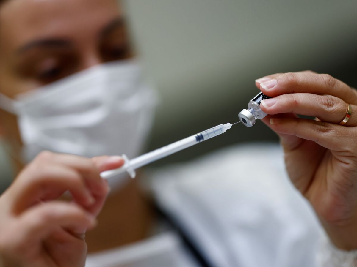Foto: Una enfermera prepara la vacuna del covid-19.  (Reuters) 
