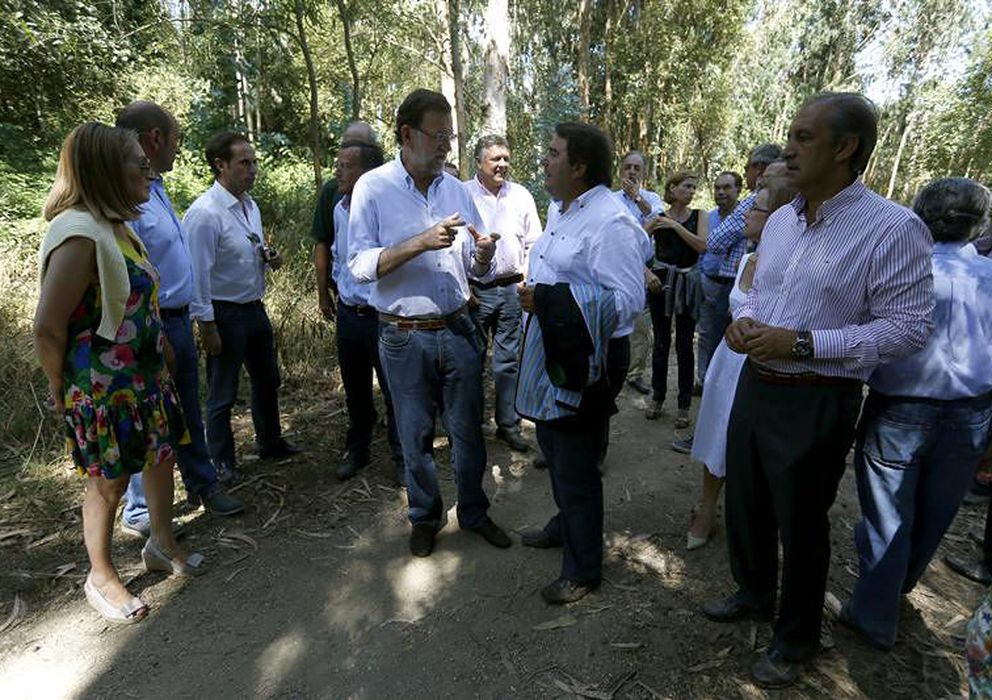 Foto: Mariano Rajoy, Alberto Núñez Feijoó y Ana Pastor en un paseo junto al cauce del río Umia. (Efe)
