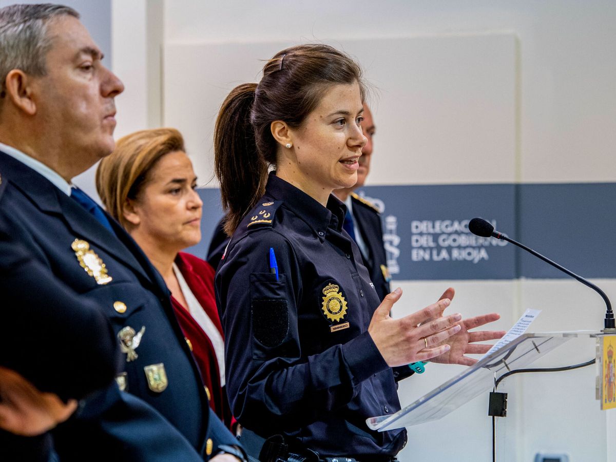 Foto: La inspectora de la UFAM informando de la detención. (EFE/Raquel Manzanares)