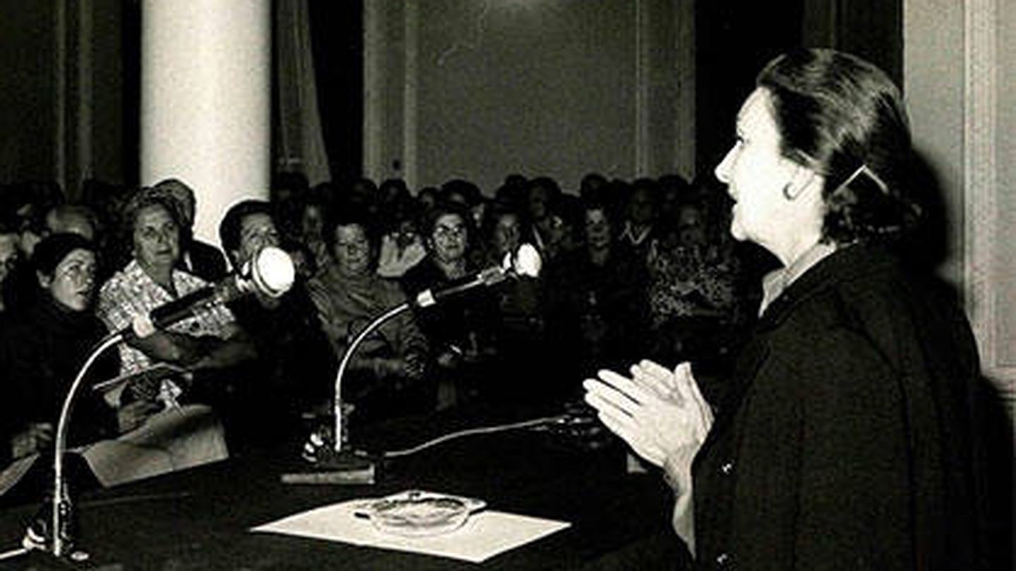 Ana María Lajusticia, en una conferencia a finales de los 70. (Fototeca AML)