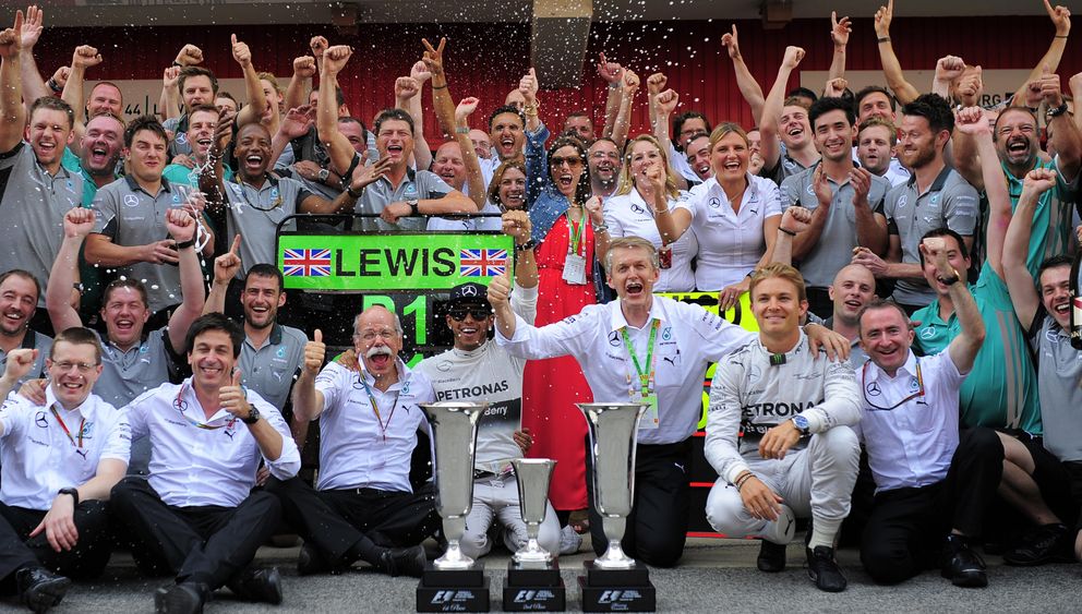 Mercedes celebra el 'doblete' logrado en el Gran Premio de España. (AP)