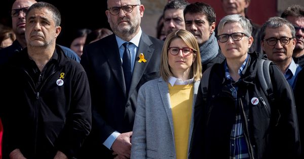Foto: Los diputados de JXCAT Elsa Artadi (2d) y Eduard Pujol (2i), junto a otros diputados independentistas, guardan silencio tras la detención de Puigdemont. (EFE)