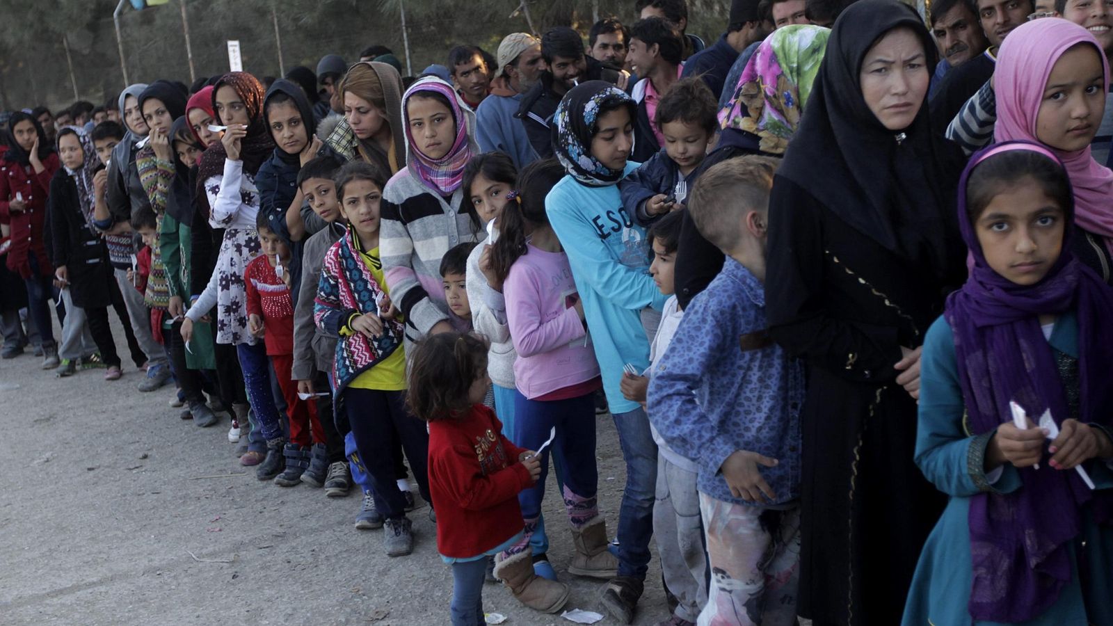Foto: Varios refugiados hacen cola para recibir alimentos en un centro de la isla de Lesbos, en Grecia. (Efe) 