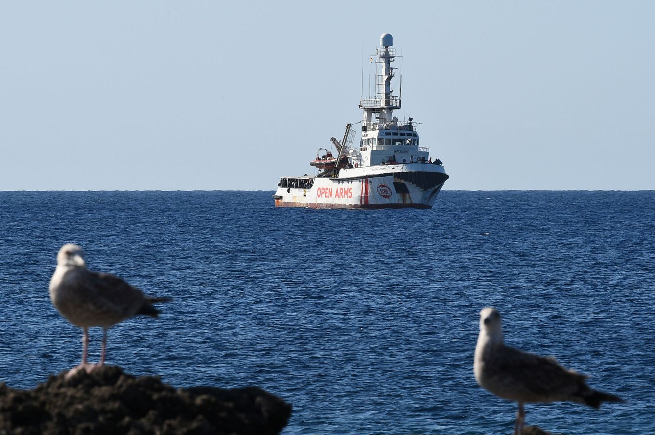 Vista del barco desde la isla de Lampedusa. (Reuters)