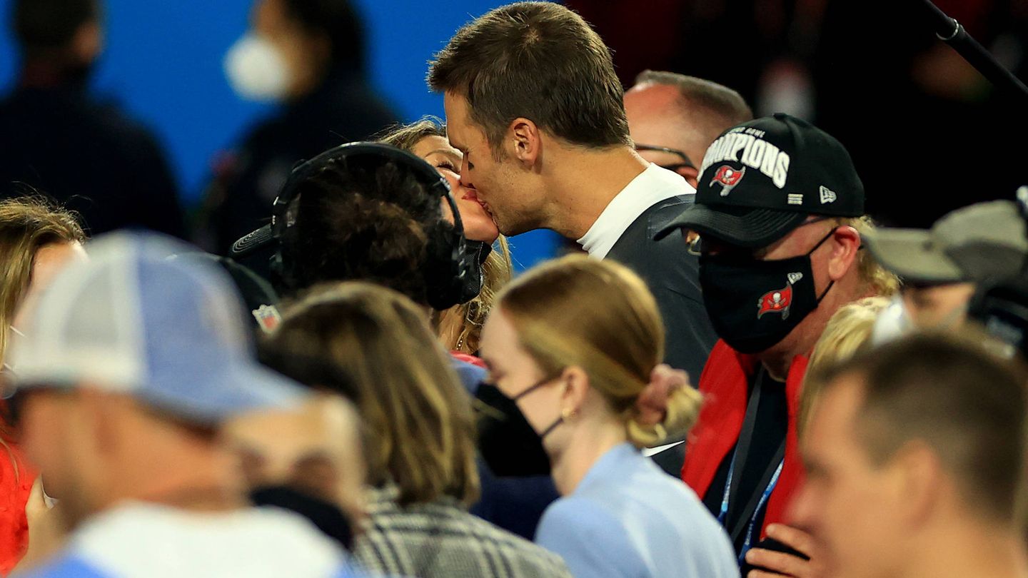  Tom y Giselle se besan tras la Super Bowl. (Getty)