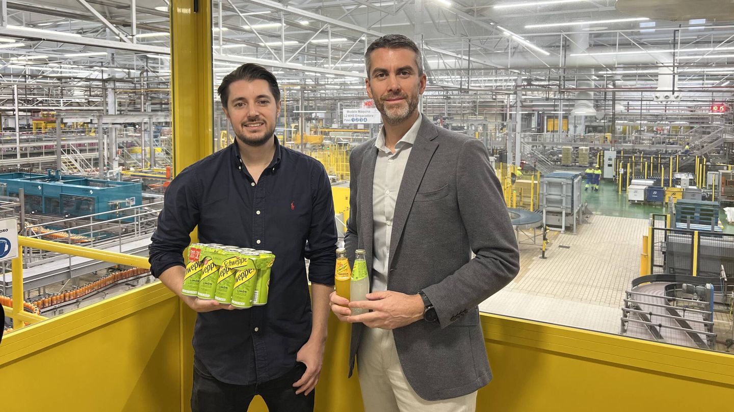 Dean Ali, R&D Packaging Manager, y Ricardo González-Ripoll López-Pardo, manager corporativo de Sostenibilidad de Suntory Beverage & Food Spain. (Foto: cortesía)