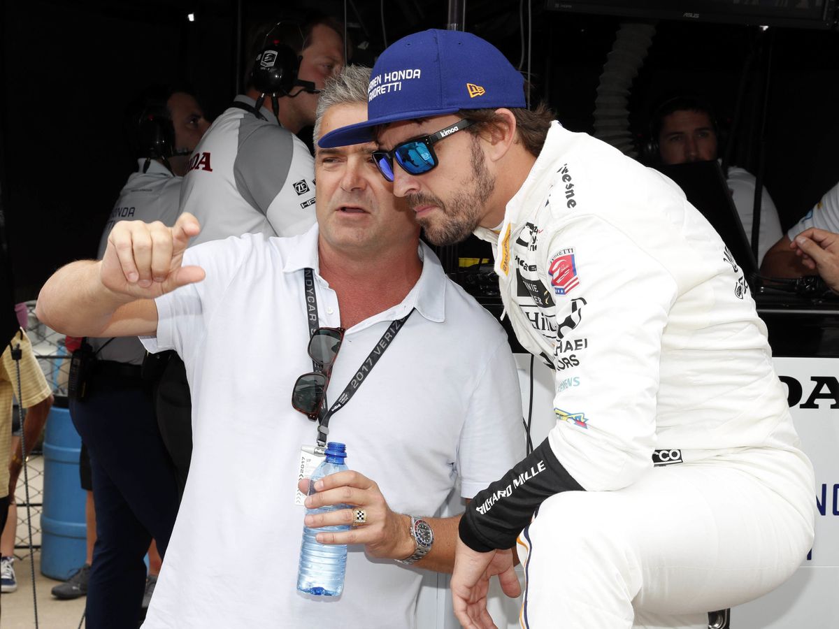 Foto: Gil de Ferran habla con Fernando Alonso, en 2017. (Reuters/Brian Spurlock)