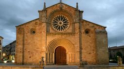 La iglesia que es uno de los emblemas del Románico en Ávila: del siglo XII y frente a una de las puertas de la muralla