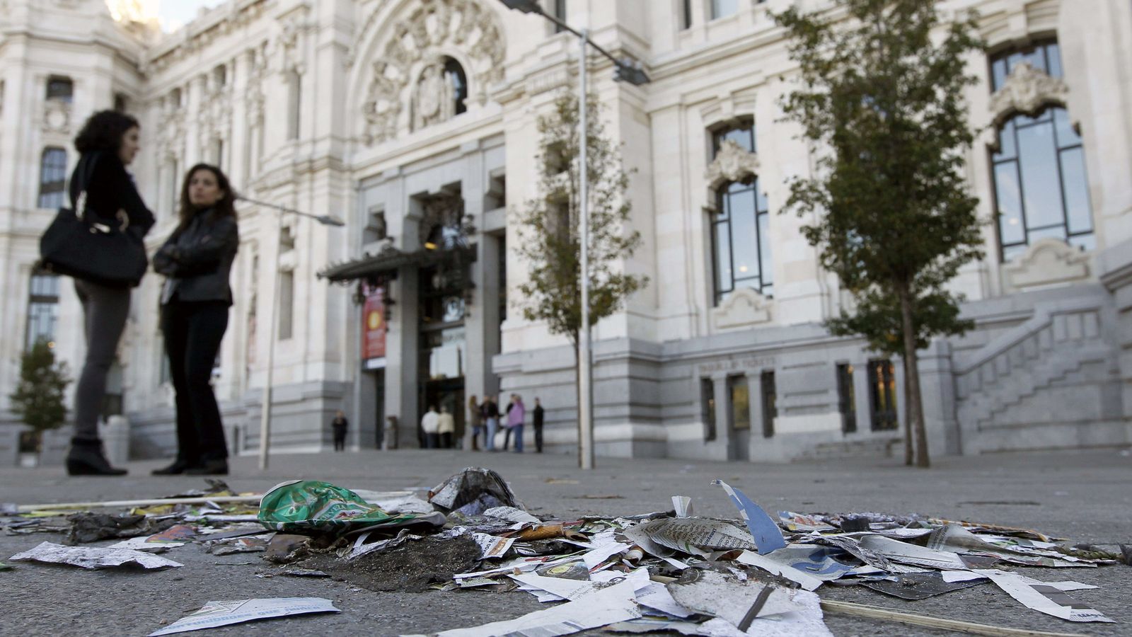 Foto:  Basura acumulada a las puertas del Ayuntamiento de Madrid. (EFE)